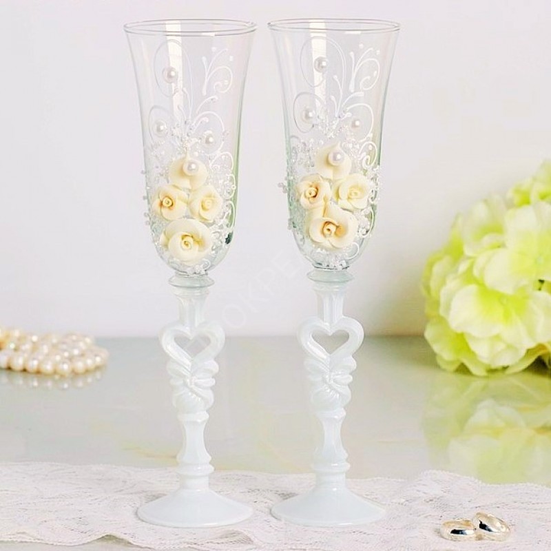 Свадебные бокалы с белыми розами и бисером
